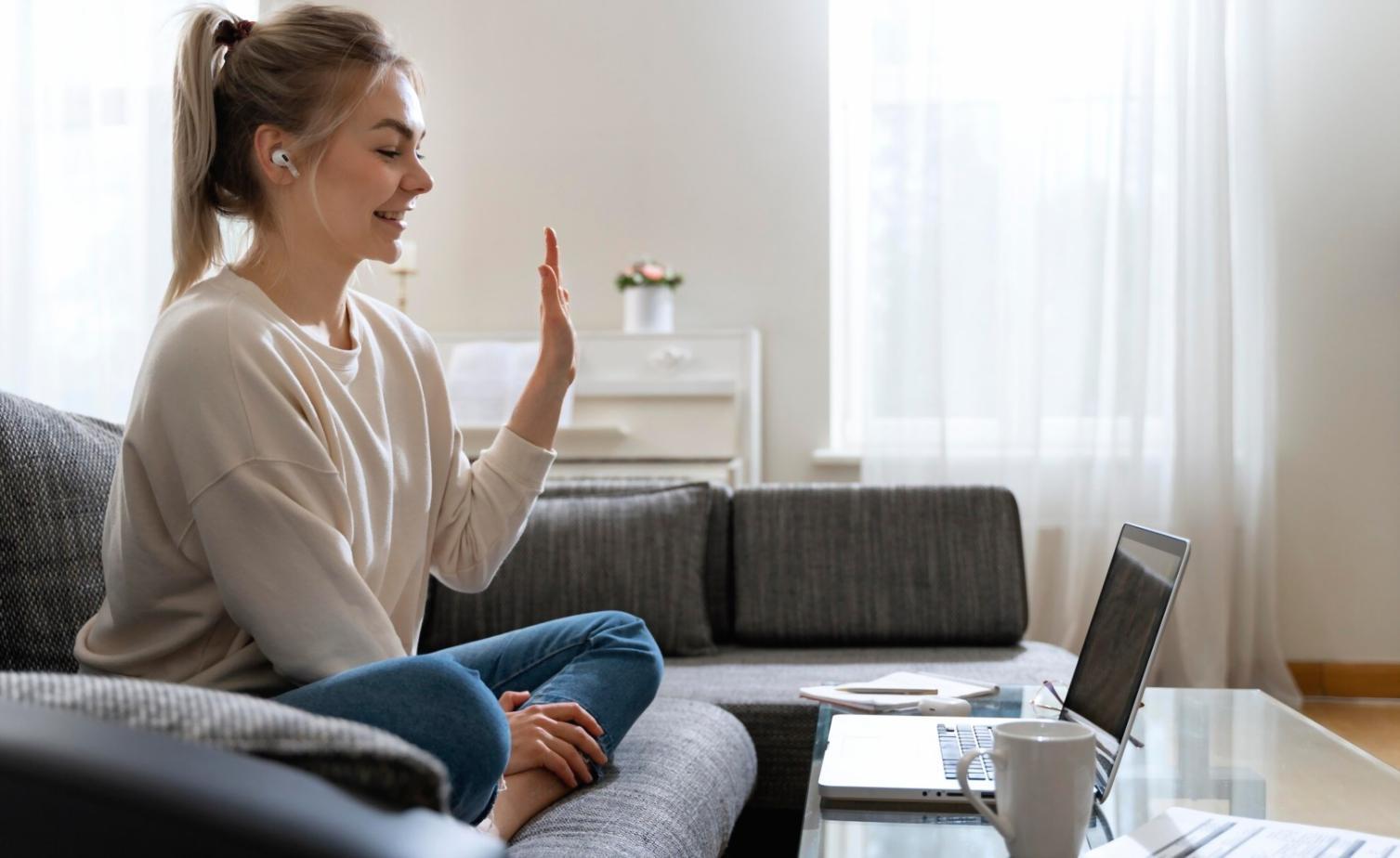 Moderne Büroumgebung mit Finanzanalysen und digitalen Tools